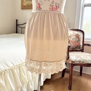 Cream lace  slip skirt  80s confection beige lace trim half slip